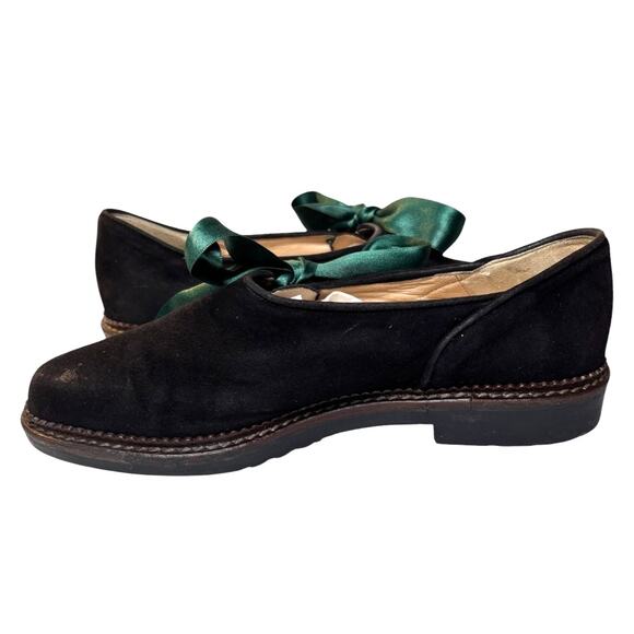 Chic Black Flats with Green Ribbon and Embroidery - Picture 6 of 8